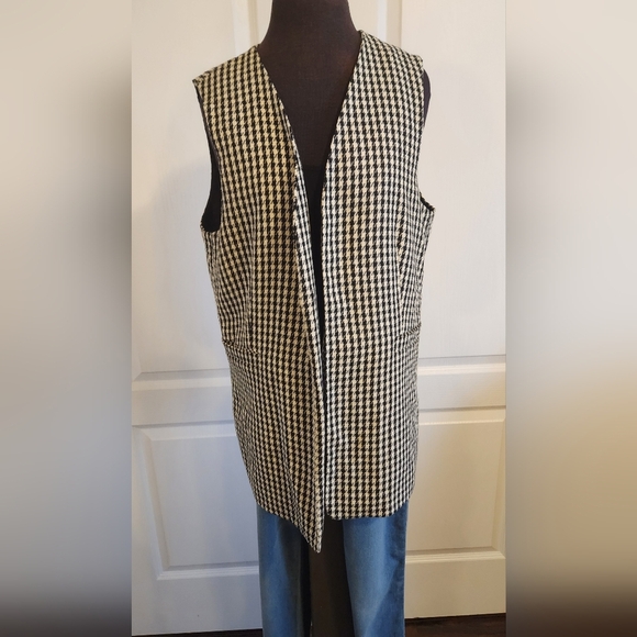 Black and White Vest Size Medium - Picture 2 of 5